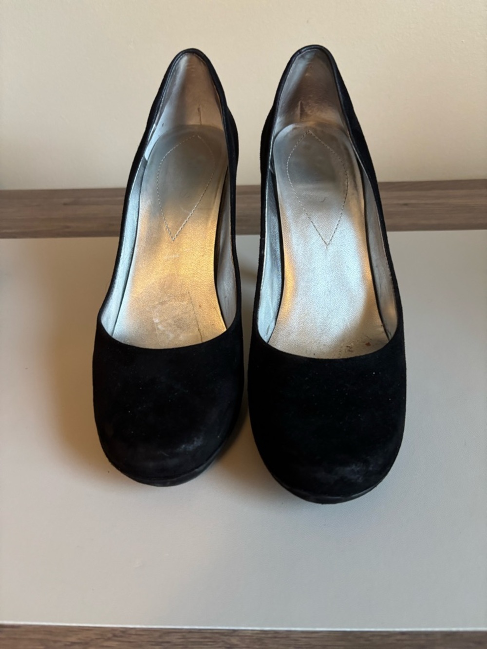 Guess Black Suede Round-Toe Heels